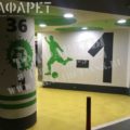 Нанесение логотипа на стену через трафарет Трафарет логотипа для нанесения фирменного стиля на колонны автопарковки ТЦ Аура нанесенный на колонну